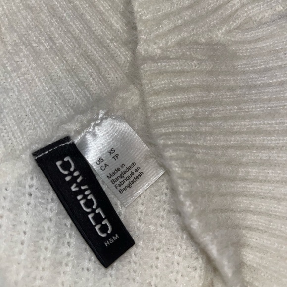 H&M Fuzzy V-Neck Sweater - Picture 4 of 4